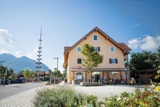 mietenkamer-dorfplatz-cafe-maibaum