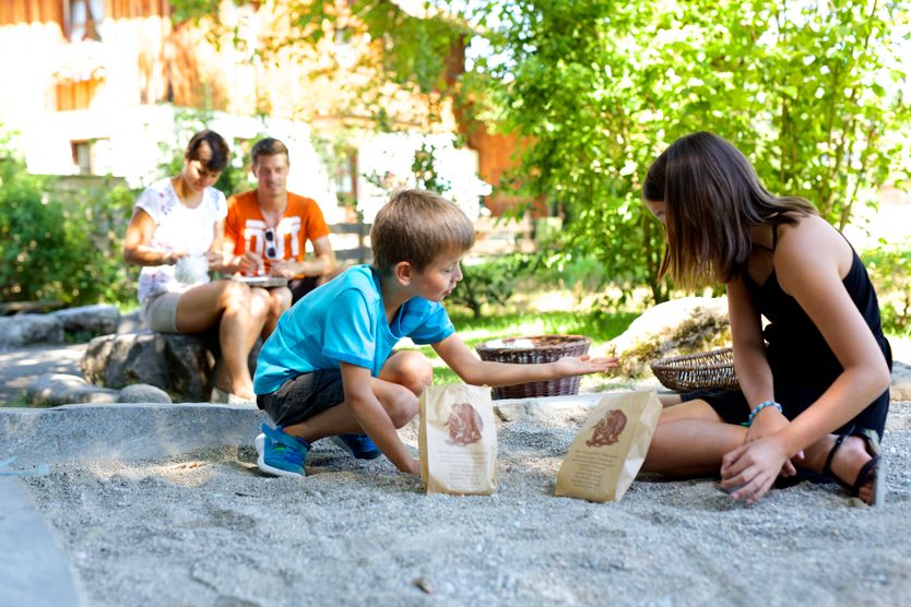 Kinder im Steinzeitgarten beim Mammut-Museum Siegsdorf