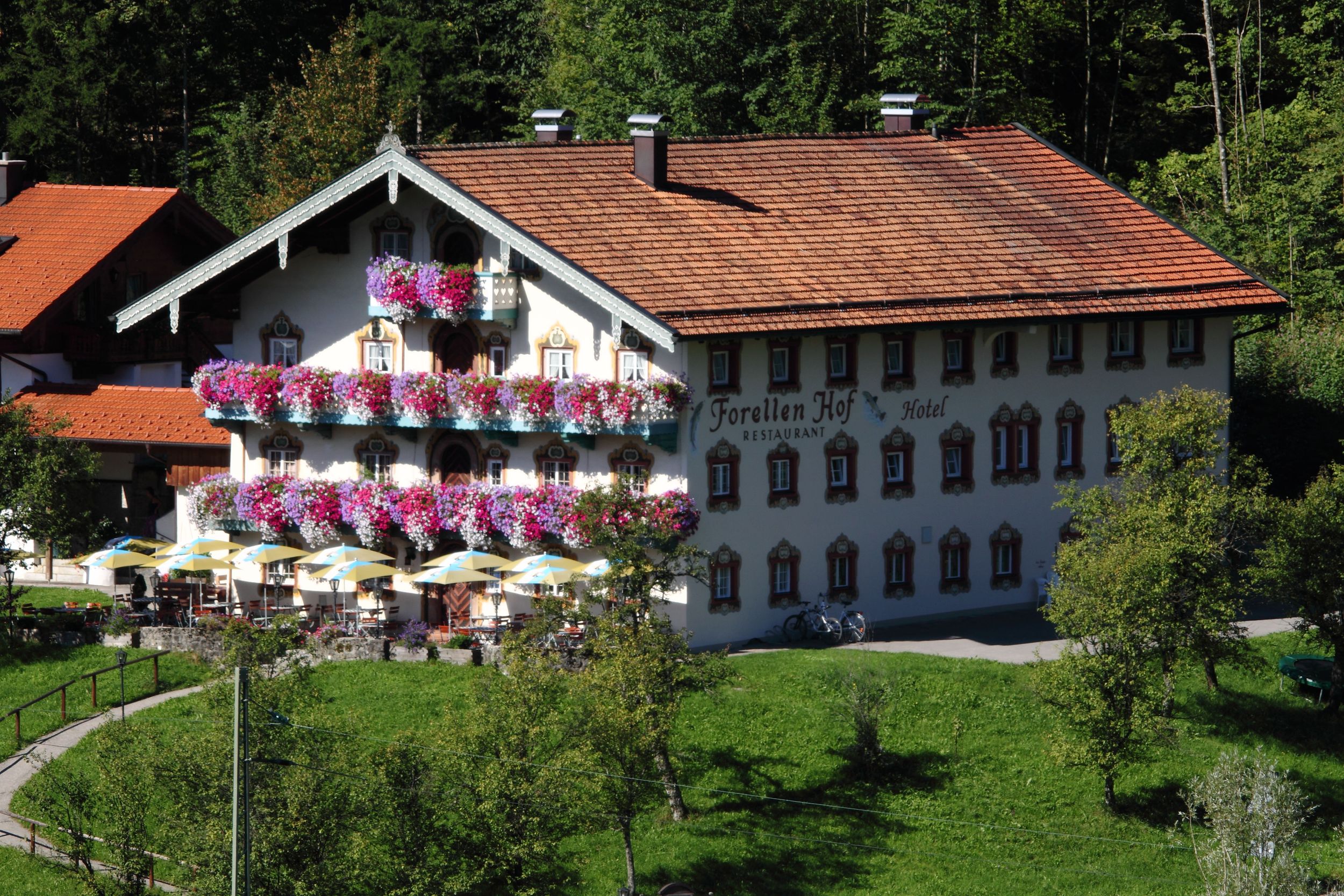 hausansicht-mit-biergarten