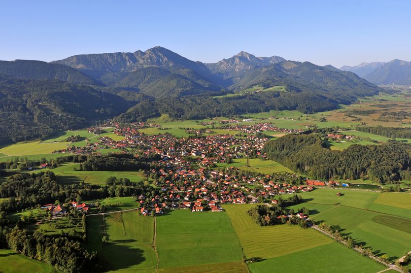 Luftbild Bergen mit Blick zum Hochfelln