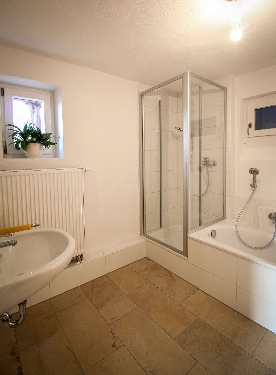 Bad mit Dusche und Wanne
