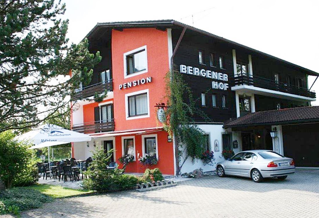 Hausansicht mit Parkplatz