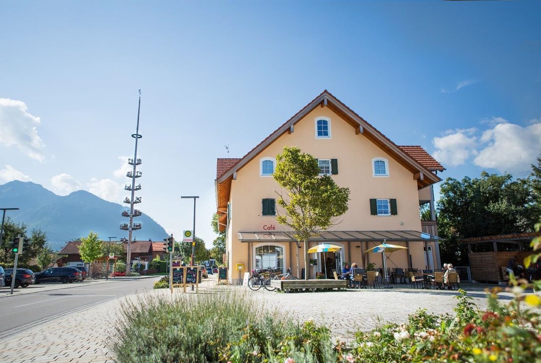 mietenkamer-dorfplatz-cafe-maibaum