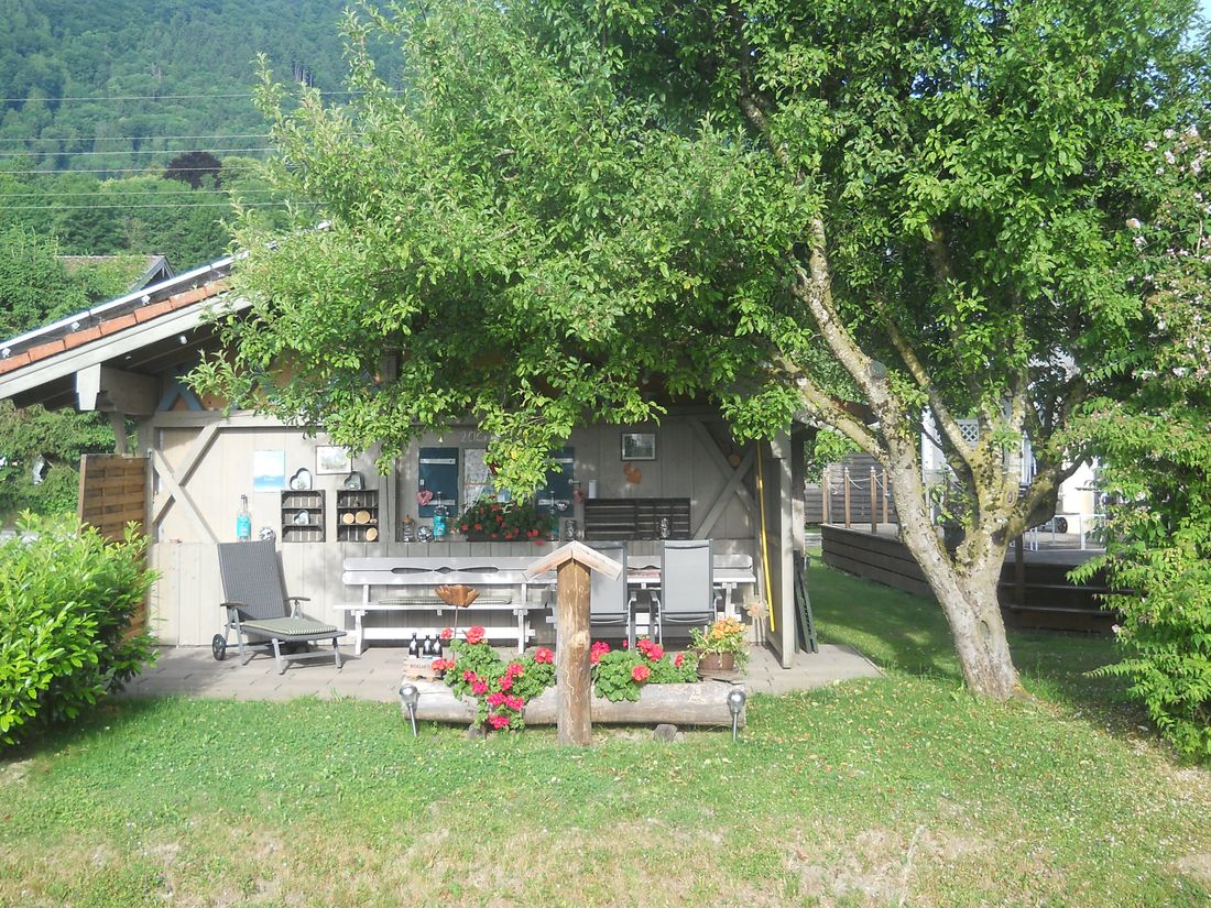 Geschützter Sitzplatz mit Berg-und Ortsblick, Grillplatz