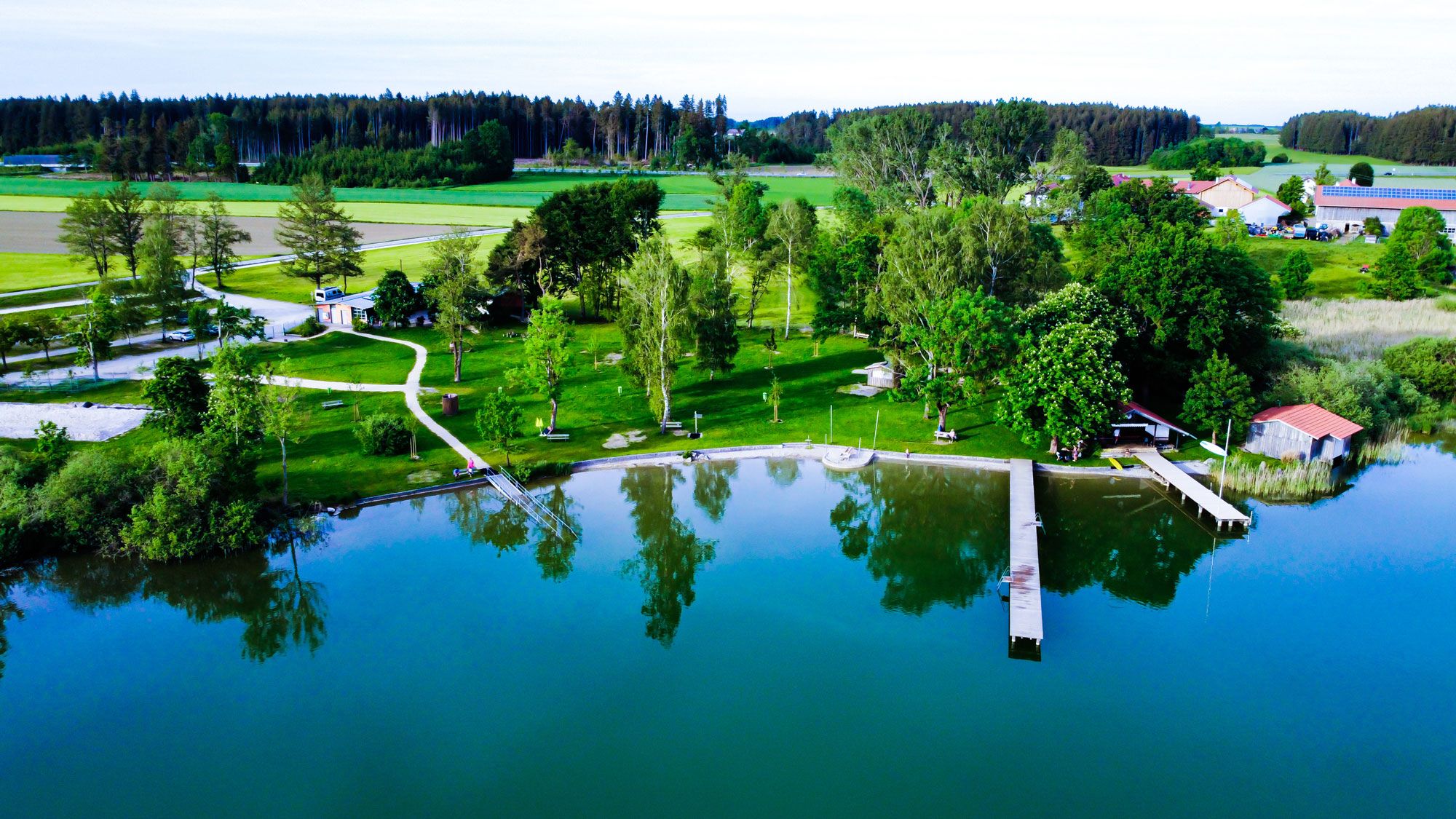 Blick-von-oben-auf-das-Strandbad-Obing