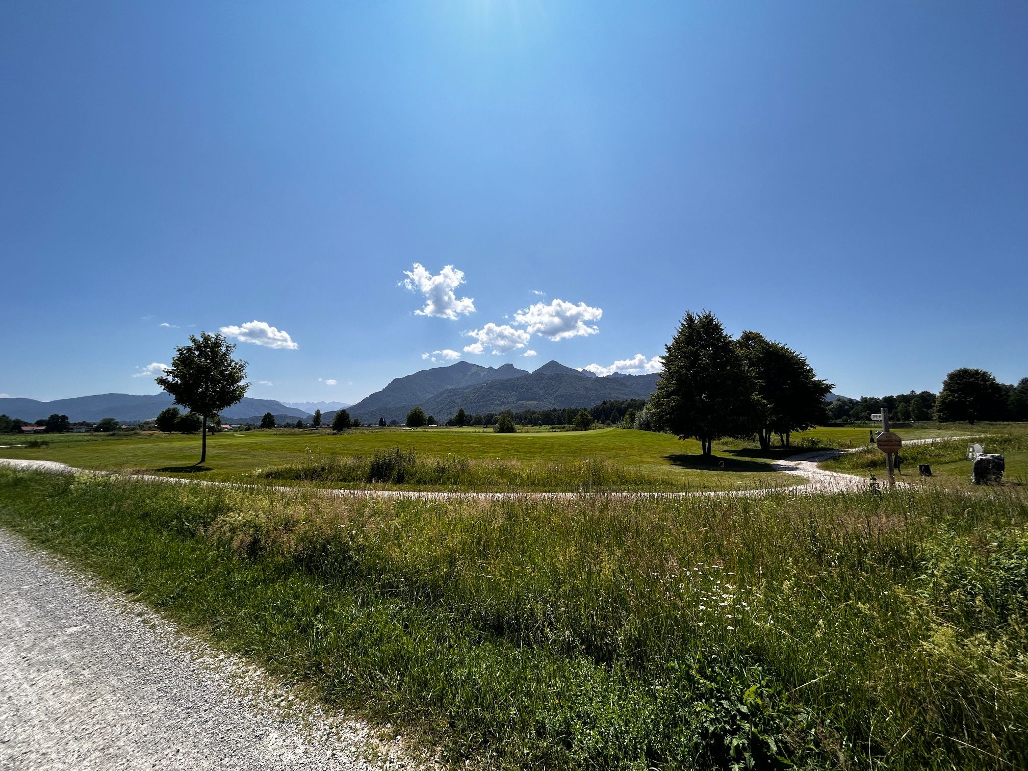 Entlang des Golfplatzes