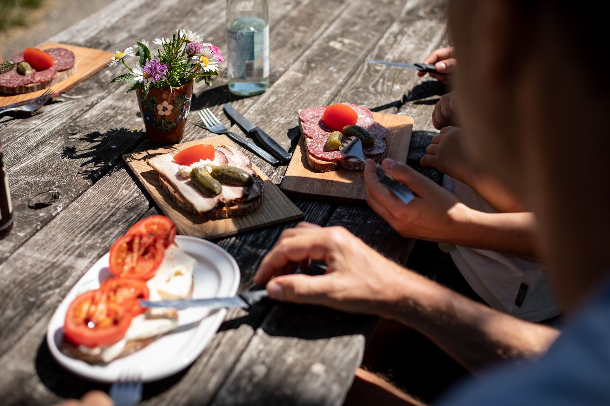 Brotzeit auf der Weissenalm
