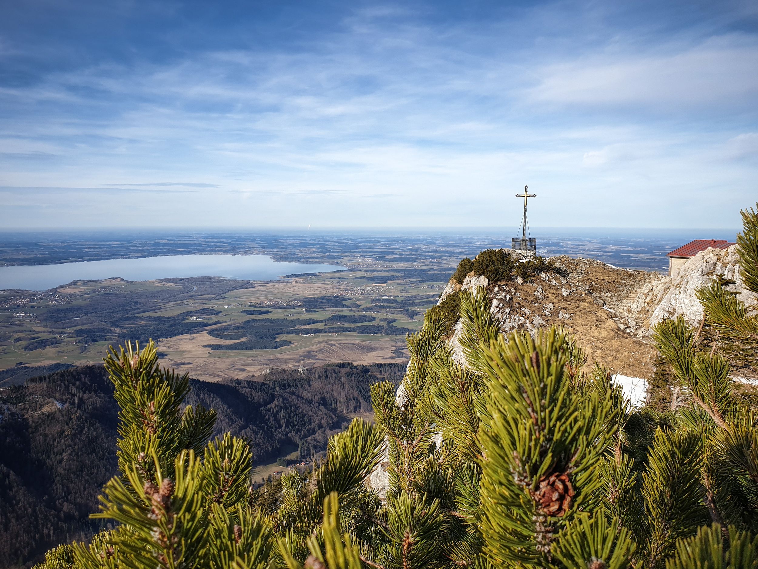 Blick zum Chiemsee über den Hochfellngipfel
