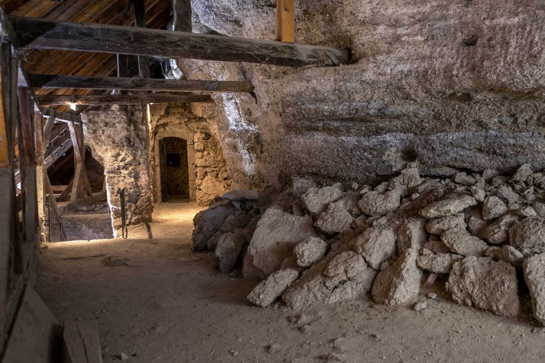 Stollen in der Höhlenburg Stein