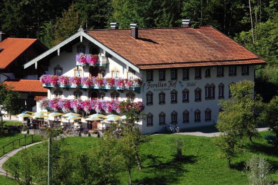 hausansicht-mit-biergarten