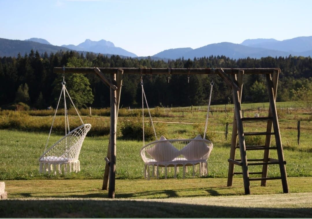 Makramee Schaukeln vor Bergpanorama