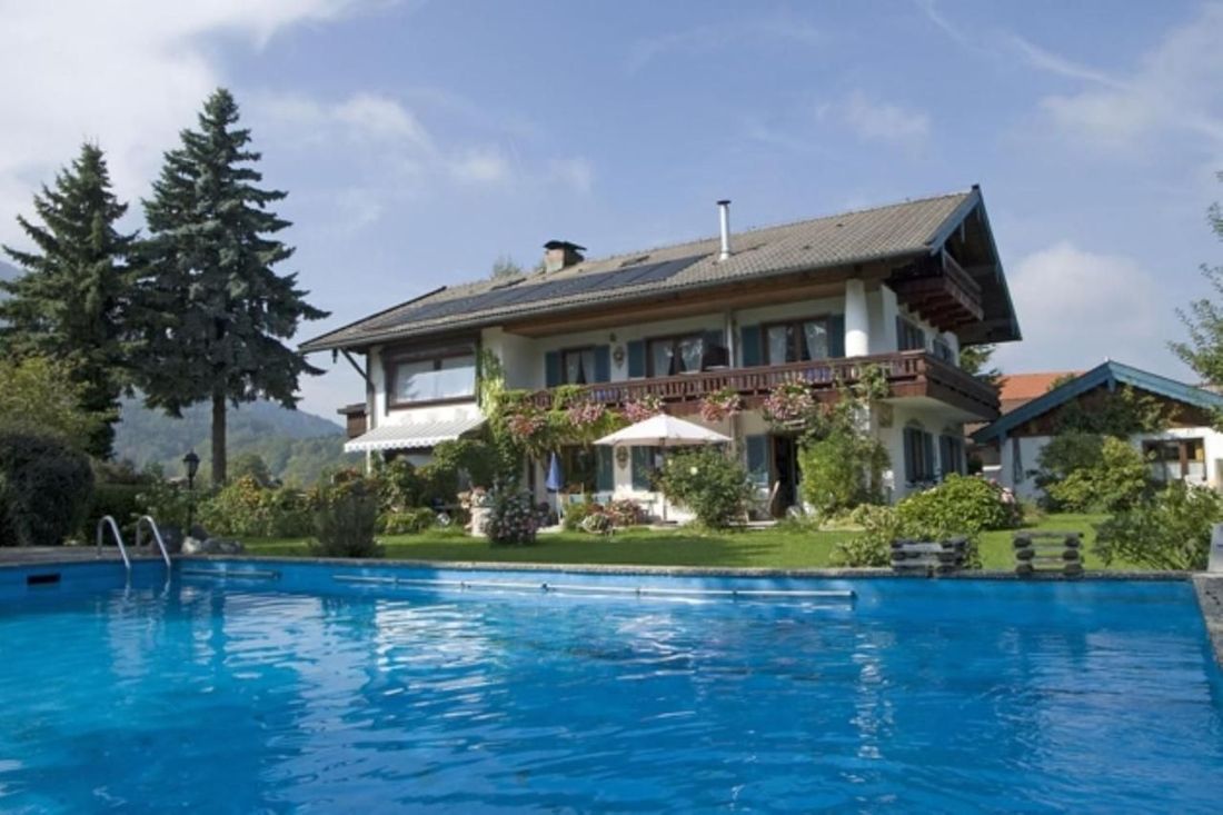 Hausansicht mit Pool