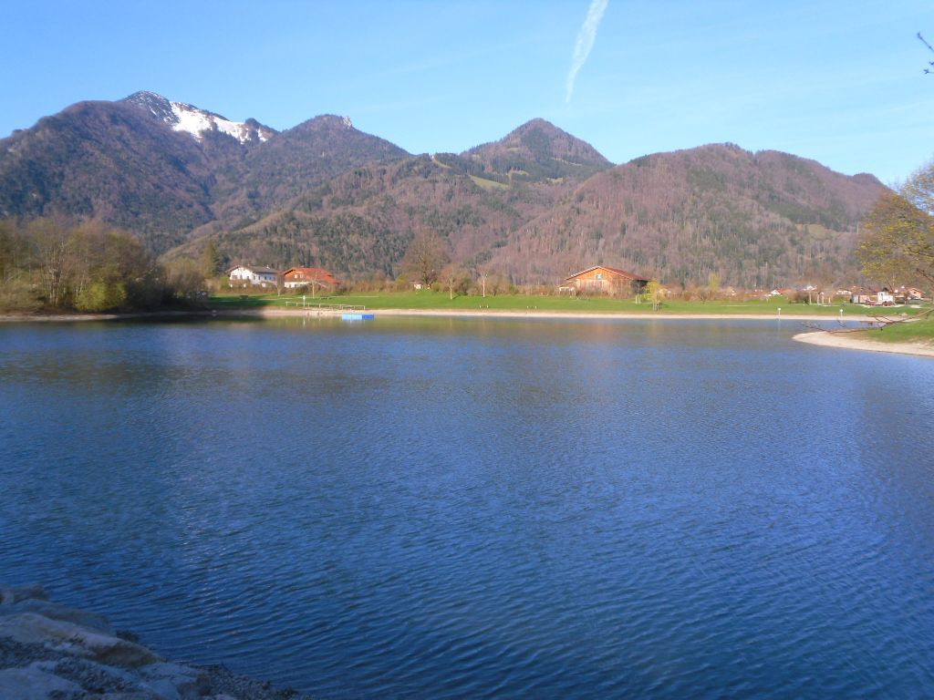 Blick vom Reifinger-Badesee  (ca. 5 Min entfernt) zur Hochplatte (Jahreszeit März)