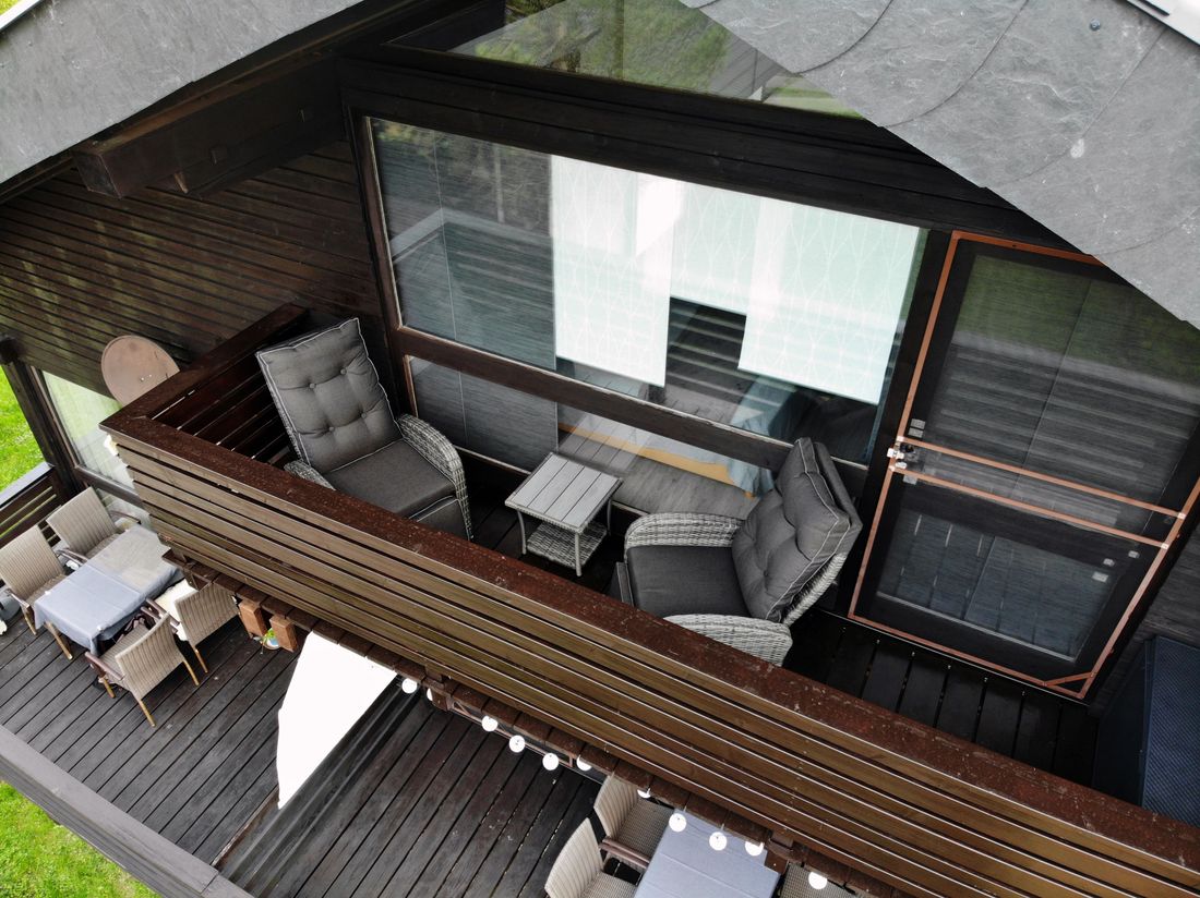 oberer Balkon mit 2 Relaxsesseln