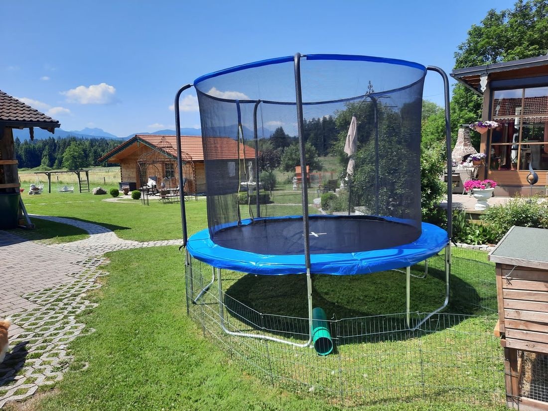 Trampolin mit Hasengehege