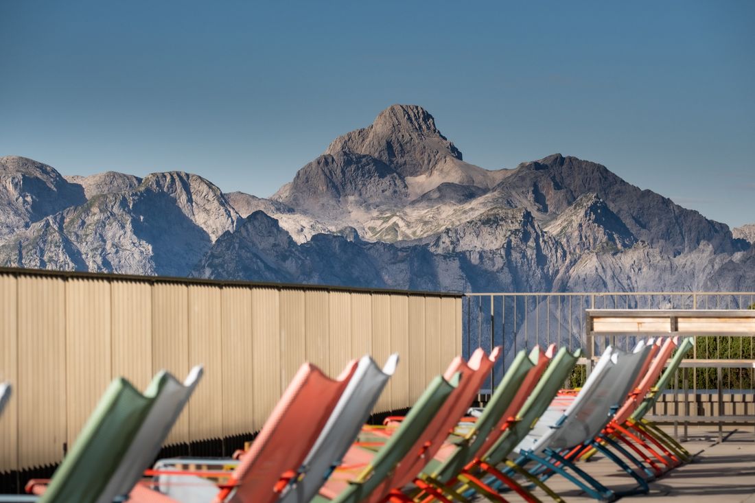 Liegestühle-bei-der-Jennerbahnstation