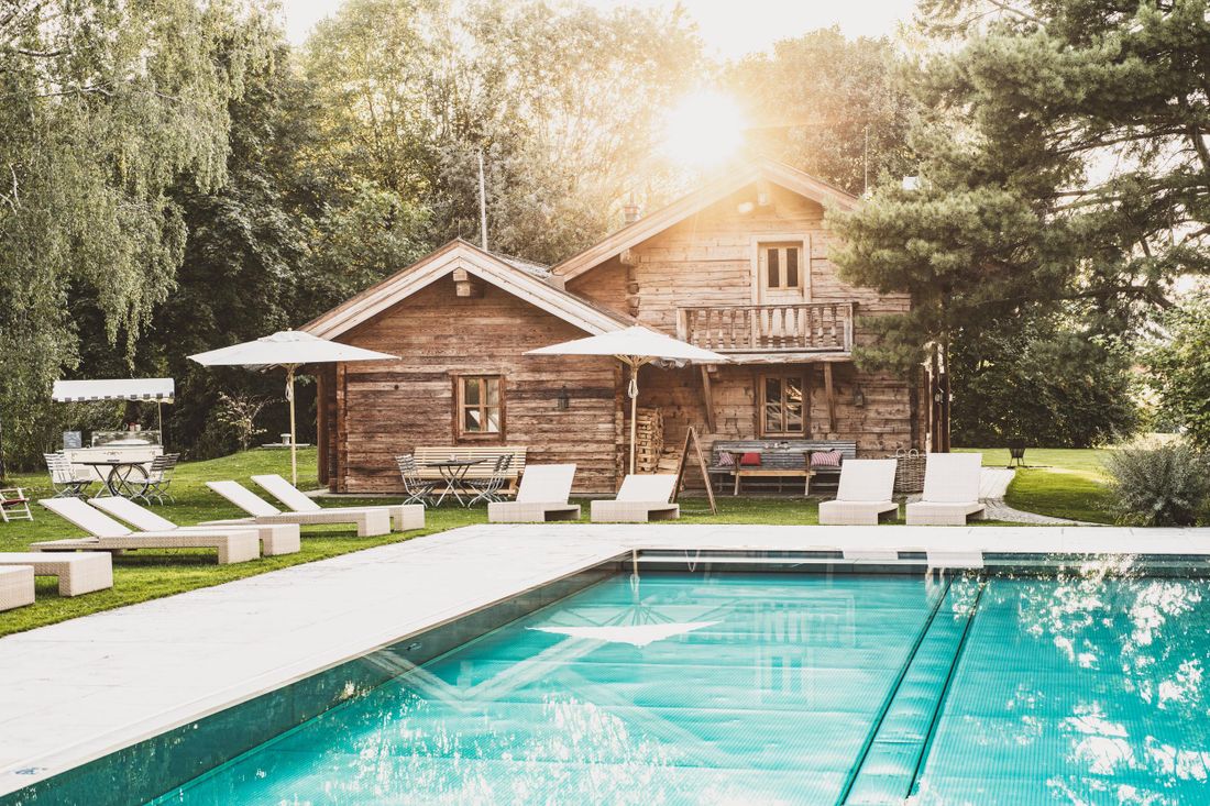 aussenansicht-pool-hubertushuette-eiswagen-sommer-resort-das-achental-grassau-chiemsee