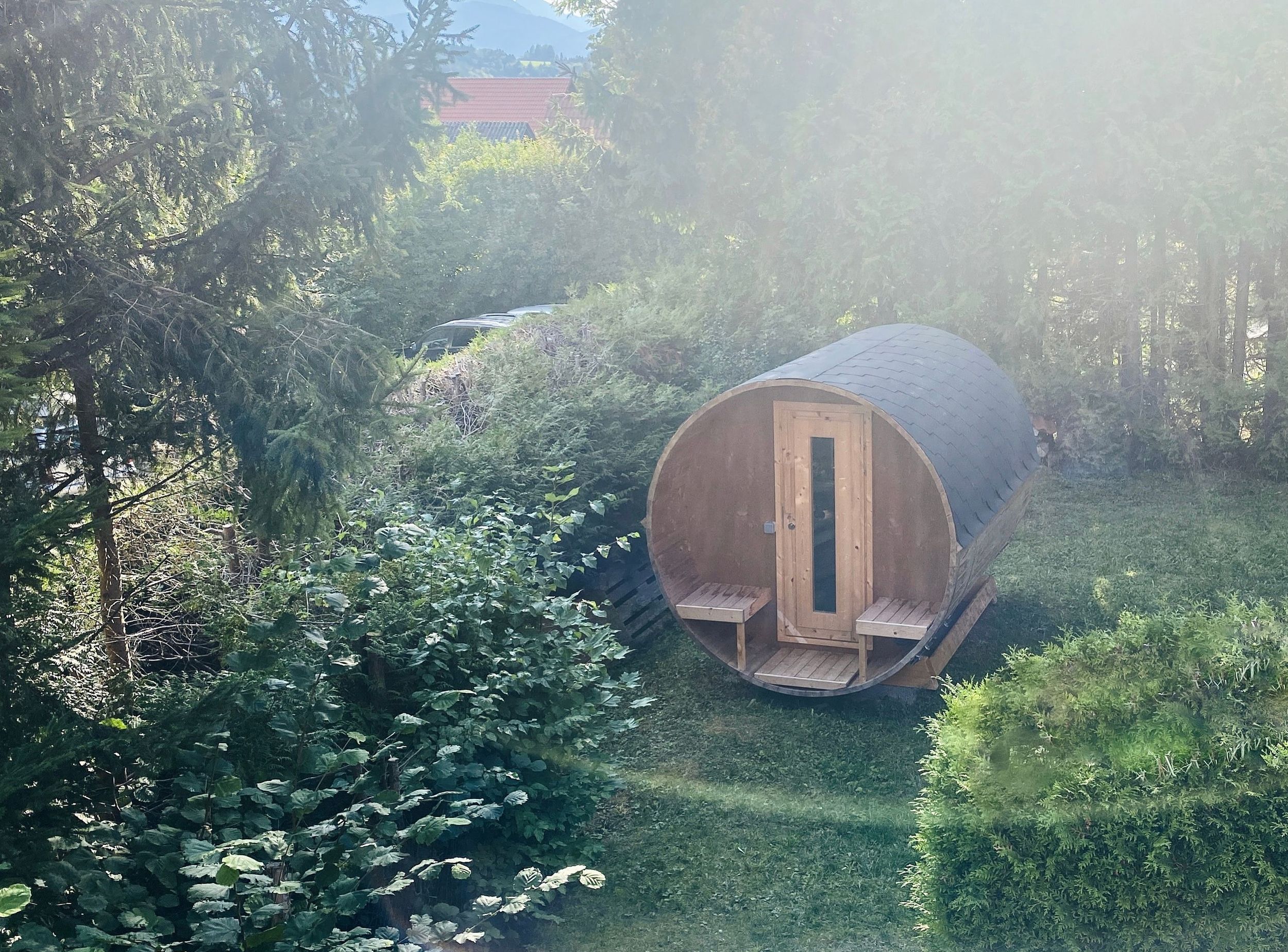Fasssauna im Garten